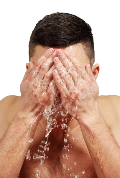 Seorang Pria Mencuci Wajahnya Dengan Air Terisolasi Latar Belakang Putih — Stok Foto
