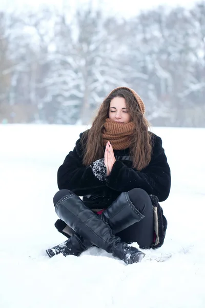 Mujer Joven Pose Loto Nieve — Foto de Stock