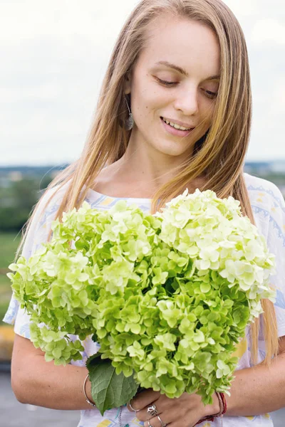 Hermosa Chica Con Ramo Hortensias —  Fotos de Stock