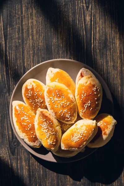 Zelfgemaakte Taarten Met Sesamzaadjes Zon — Stockfoto