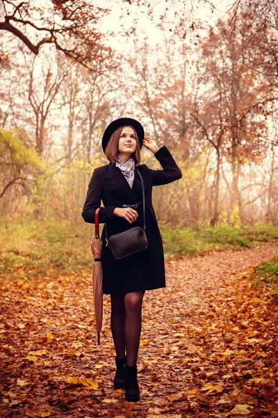 Una Giovane Donna Cammina Attraverso Parco Autunnale Con Ombrello — Foto Stock