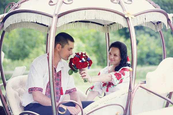 Γαμπρός Και Νύφη Για Γάμο Στην Ουκρανική Στυλ — Φωτογραφία Αρχείου