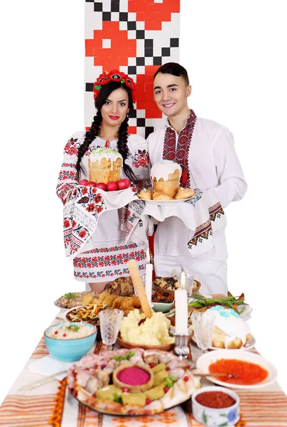 Hagyományos Ukrán Kosztümök Fiatal Gyönyörű Pár Tartja Húsvéti Kalács Közelében — Stock Fotó