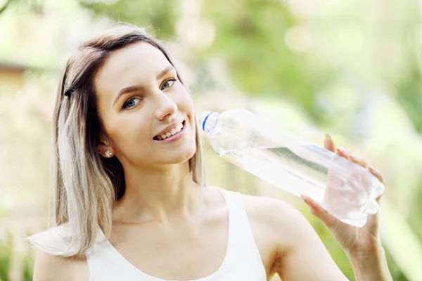 Mooie Jonge Vrouw Drinkt Water Uit Een Fles — Stockfoto