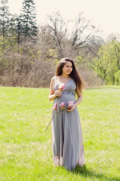 Hermosa Mujer Embarazada Prado Con Una Rama Magnolia — Foto de Stock