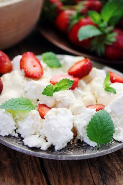 Krem, peynir, krem ve nane ile çilek