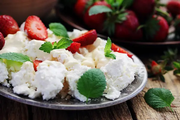 Strawberries Cream Cheese Cream Mint — Stock Photo, Image