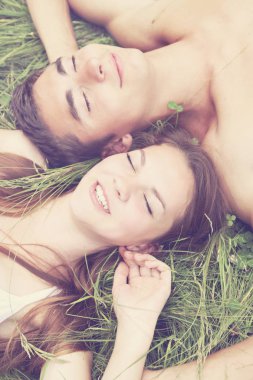 Üstten Görünüm çimlere yatan genç bir çift