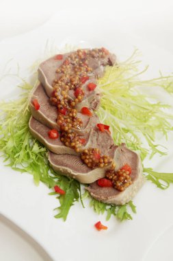 Fransız hardalı ve biber ile haşlanmış domuz dil