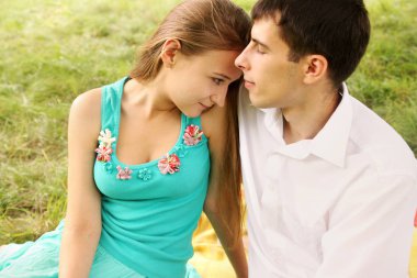 birbirlerine sarılma bir genç çift oturma portre