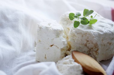 Bir havlu üzerinde ufalanan taze peynir