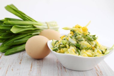 ramson ve ahşap tahta üzerinde yumurta salatası