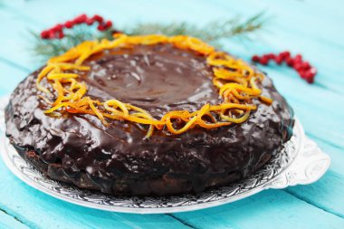 şekerlenmiş portakal kabuğu ile çikolata sosu ile pasta