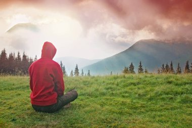 adam dağlarda zamanlarda meditasyon