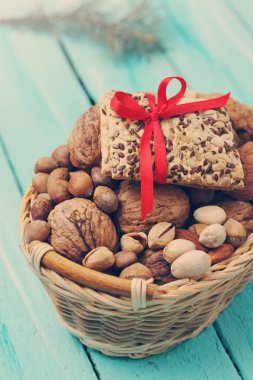 Ceviz, badem, fıstık bir hasır sepet için