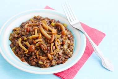 Mercimek yahnisi mavi üzerinde yabani mantar ile