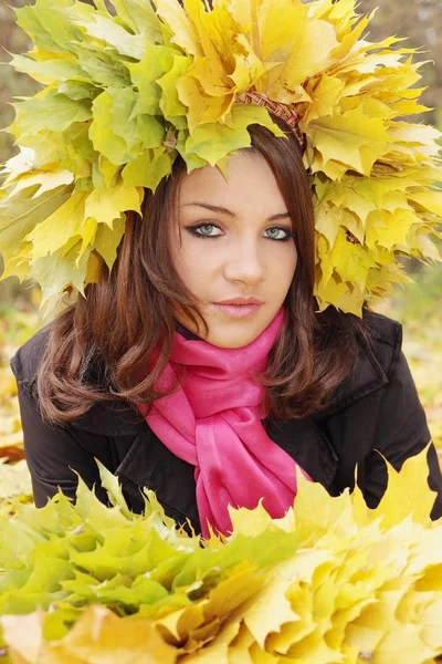 Vacker Flicka Kransen Från Gula Blad — Stockfoto