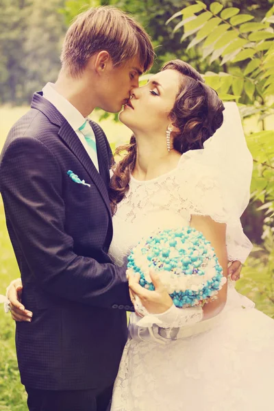 Porträt Eines Frisch Vermählten Paares Einem Zarten Kuss Mit Einem — Stockfoto