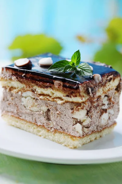 Stück Kuchen Mit Sahne Und Schokoladenglasur — Stockfoto