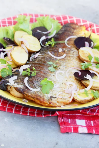 Grilled Fish Potatoes Beets Onions — Stock Photo, Image