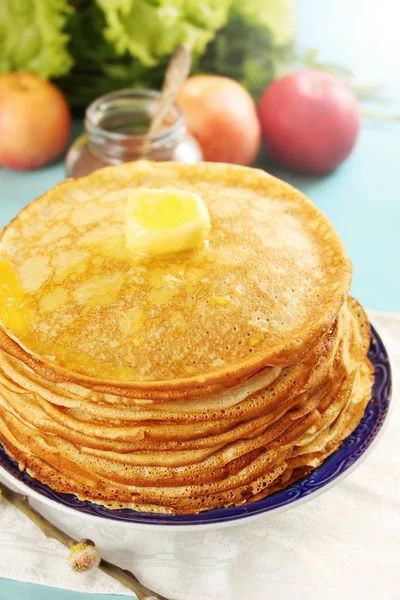 Hög Med Tunna Pannkakor Tallrik — Stockfoto