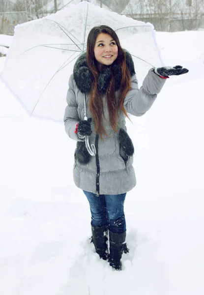 Eine Junge Frau Fängt Schneeflocken Der Hand — Stockfoto