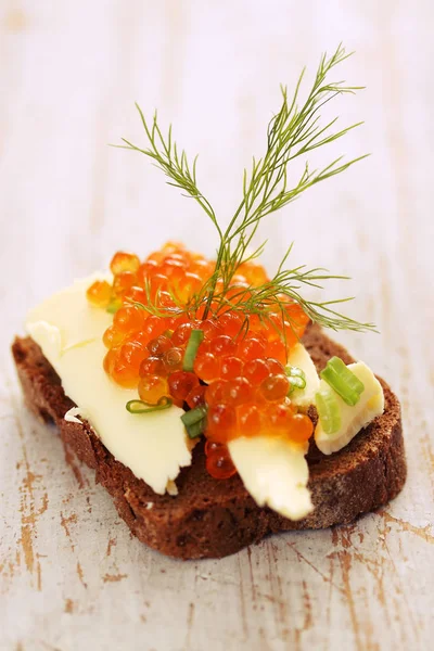 Sándwich Con Mantequilla Caviar Eneldo Cebolla — Foto de Stock