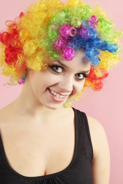 Красивая Улыбающаяся Девушка Парике Клоуна — стоковое фото