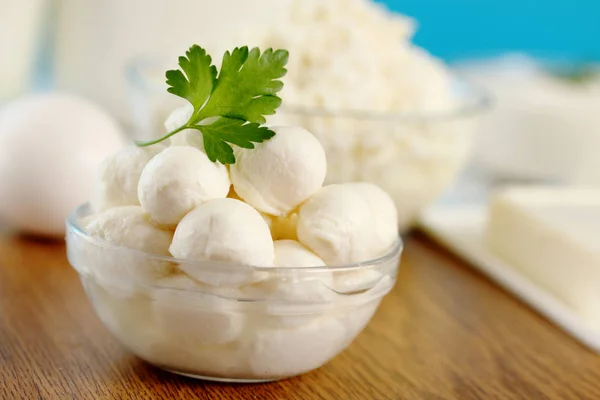 Kleine Mozzarella Kugeln Einer Durchsichtigen Schüssel — Stockfoto