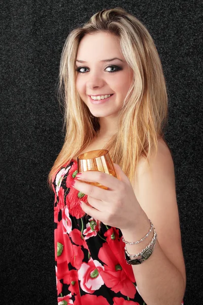 Blond Att Dricka Alkoholhaltig Dryck Cognac — Stockfoto