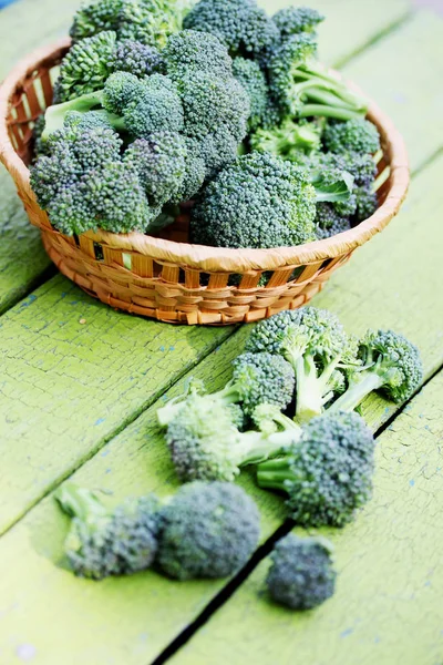 Verse Broccoli Een Mand Biologisch Voedsel — Stockfoto