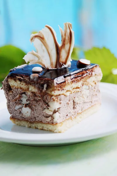 Stück Kuchen Mit Sahne Und Schokoladenglasur — Stockfoto