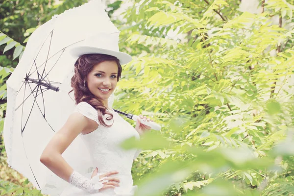 Mooie Bruid Een Hoed Met Witte Paraplu — Stockfoto