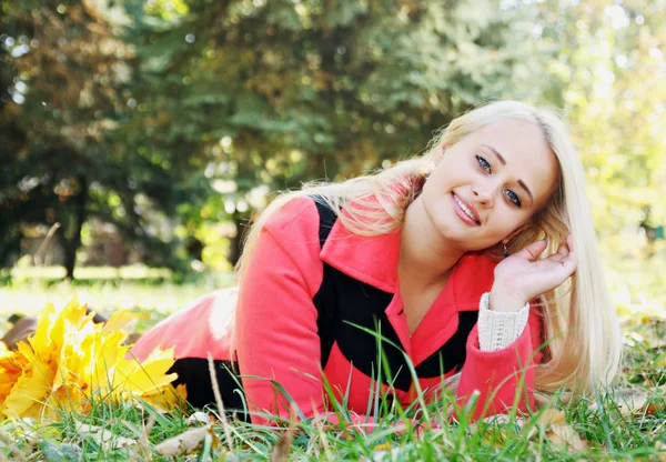 Jovem Mulher Bonita Parque Outono — Fotografia de Stock