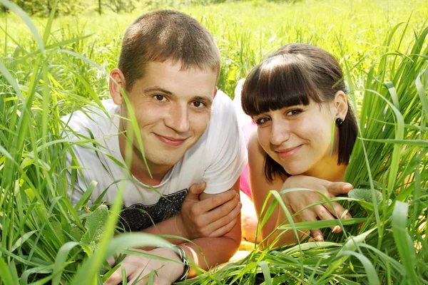 Una Bella Giovane Coppia Sdraiata Sull Erba — Foto Stock