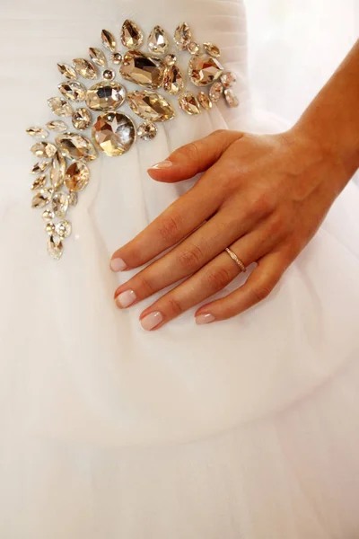 Fragmento Vestido Casamento Com Strass Uma Mão Com Anel — Fotografia de Stock