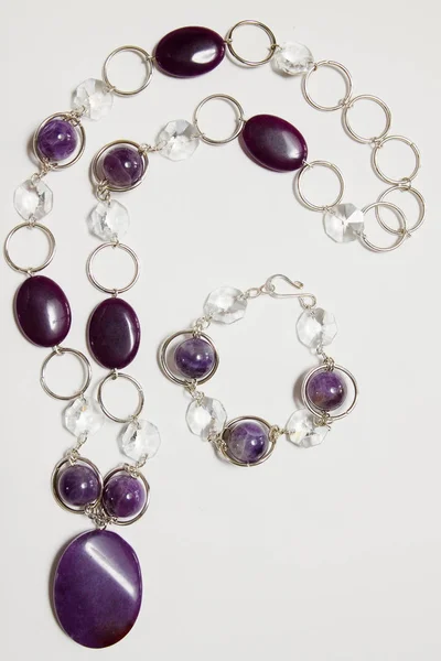 项链和手链的紫水晶和岩石水晶 — 图库照片