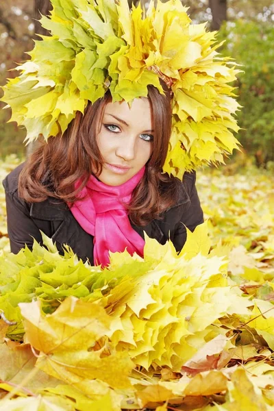 Krásná Žena Věnec Žluté Listy — Stock fotografie