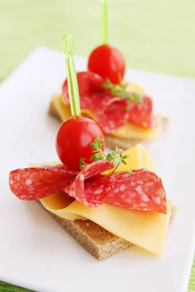Canapés Con Queso Salami Tomates Lechuga Cres — Foto de Stock