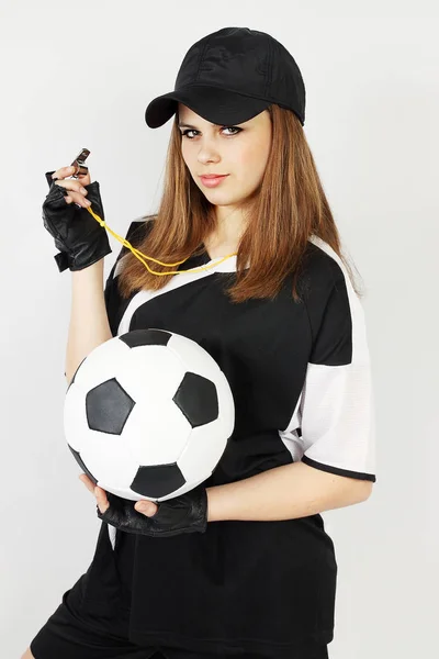 女子足球教练持有球和口哨 — 图库照片