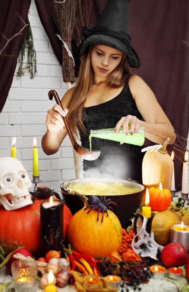 Cadı Kazanı Dökülen Gizli Madde Bir Iksir Yemek Yapıyor — Stok fotoğraf