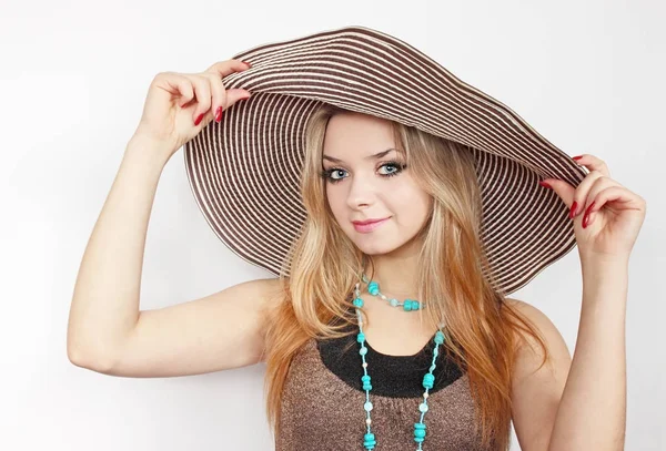 夏の帽子の美しい若い女性 — ストック写真