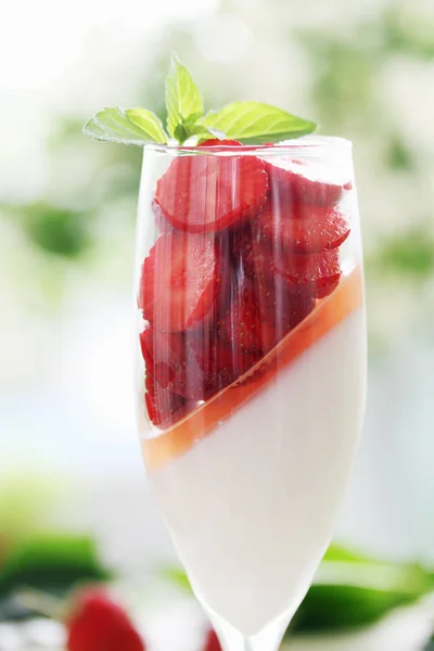 Sahnegelee Mit Erdbeeren Glas — Stockfoto