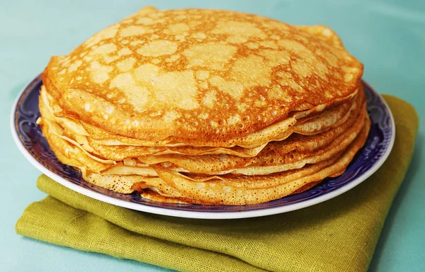 Pile Ruddy Pancakes Blue Plate — Stock Photo, Image