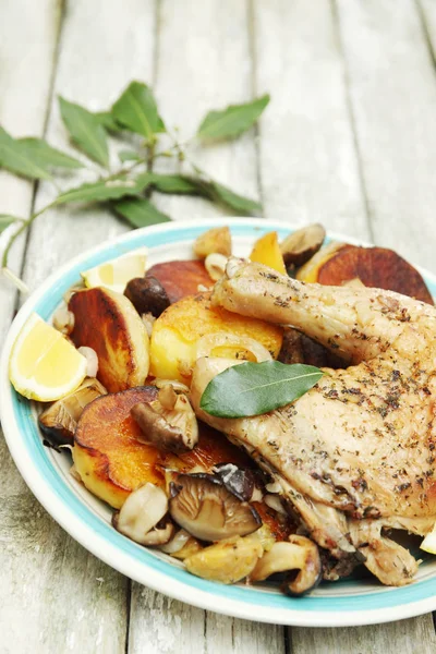 Patata Horno Con Coles Bruselas Champiñones Pollo —  Fotos de Stock