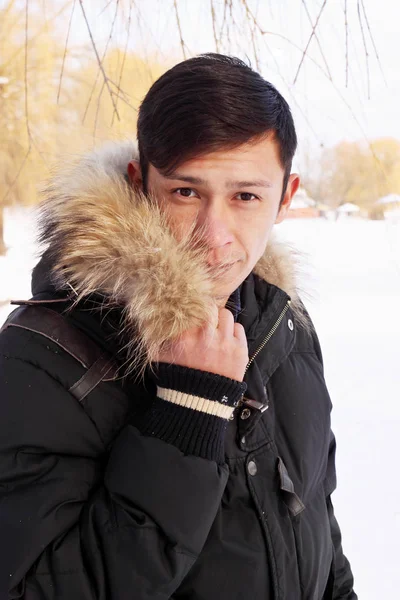 Hombre Asiático Una Chaqueta Invierno Con Capucha —  Fotos de Stock