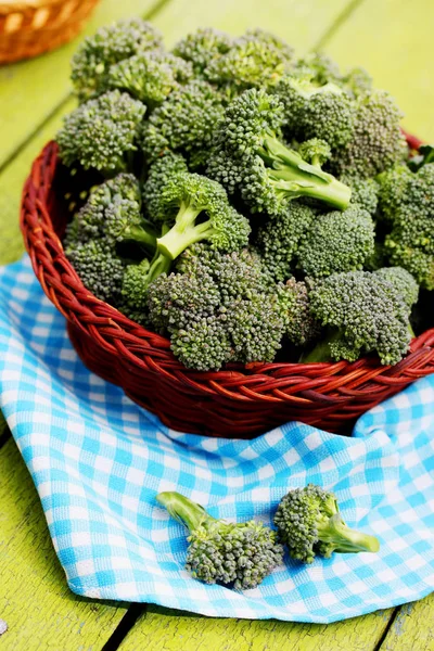 Brócolos Frescos Uma Cesta Alimentos Orgânicos — Fotografia de Stock
