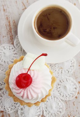 kiraz, krem ve sıcak kahve ile kek