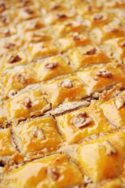 Baklava ve fındıklı doğu tatlısı.