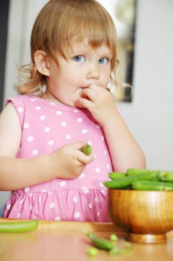 bezelye yeme puantiyeli elbiseli kız